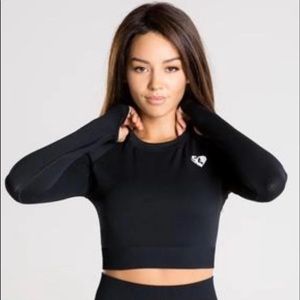Black athletic long sleeve crop top